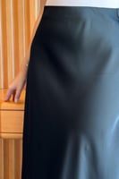 تنورة طويلة سادة ساتان لون اسود