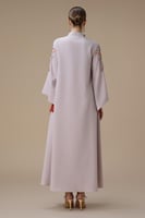 جلابية طويلة بتطريز فاخر وأكمام كلوش مبطنة