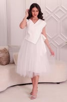 فستان ميدي تول بربطة من الجانب مزين بالكريستال لون...