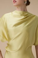 فستان أصفر ميدي بقصة انسيابية وأكمام واسعة