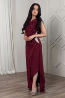 فستان ماكسي مزين باللؤلؤ لون عنابي