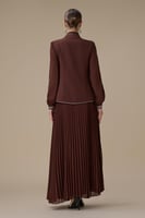 فستان بني من قطعتين بليسيه بتطريزات فاخرة أنيقة