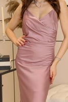 فستان ساتان بدرابيه من الجانب لون وردي
