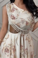 فستان بكتف واحد مزين بهدب لون بيج فاتح