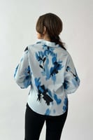 قميص ساتان بطبعة ورد بأكمام 3\4 لون ازرق