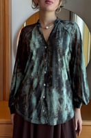 قميص بطبعة ماربل لون أخضر