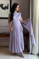 فستان بكسرات بوشاح علي الكتف لون بنفسجي