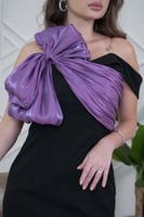 فستان ماكسي كلاسيك بقصة ضيقة بفيونكة درابية لون اس...