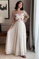 فستان طويل بليسيه بتطريز لون سكري