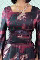 فستان ماكسي ساتان بأكمام كيب لون عنابي