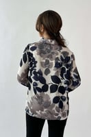 قميص ساتان بطبعة ازهار