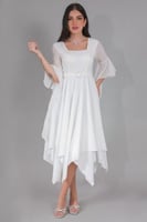 فستان بياقه مربعه بحافه بطول متباين لون ابيض