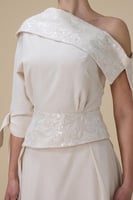 طقم ميدي بتصميم كتف واحد وتفاصيل ترتر أنيقة