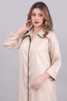 فستان من الساتان اللامع بتصميم قميص لون بيج