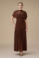فستان بني ماكسي دانتيل بأكمام قصيرة