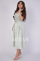 فستان ميدي بأبلكية ورد لون اخضر فاتح