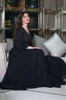 فستان سهره طويل بليسيه مزين بالفصوص لون اسود