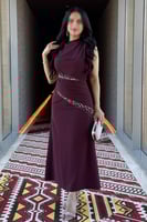 فستان ميدي بطيات عالخصر لون عنابي