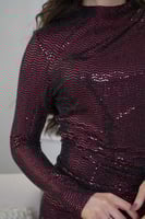 فستان سهرة أحمر لامع ميدي بفتحة أمامية وأكمام طويل...