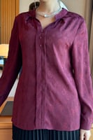 بلوزة بطبعات ورد لون عنابي