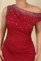 فستان ضيق درابية مزين بفصوص لون عنابي