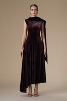 فستان بني ميدي مخمل بوشاح كتف