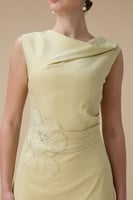 فستان ماكسي بلون أصفر مع تطريز زهري