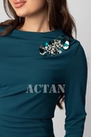 فستان بقصة ضيقة مزين ببروش لون تركواز