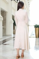 فستان بيج ناعم ميدي بأكمام طويلة