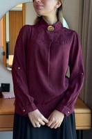 بلوزة بطبعة موردة مميزة بياقة انيقة لون عنابي