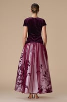 فستان برغندي طويل بأكمام قصيرة