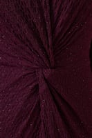 فستان عنابي طويل بقصة ملتفة