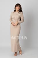 فستان بقصة ضيقة مزين ببروش لون بيج