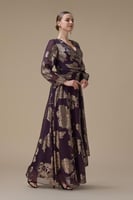 فستان طويل بنفسجي بقصة لف