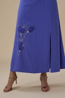 فستان ميدي بنفسجي مطرز بقصة ملفوفة وفتحة أمامية