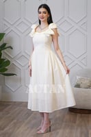 فستان ميدي بأكتاف فيونكة لون بيج