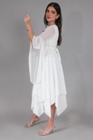فستان بياقه مربعه بحافه بطول متباين لون ابيض