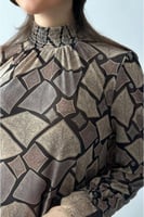 بلوزة تل بياقة مزمومة عالية