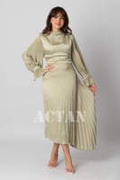 فستان ميدي بكسرات لون اخضر فاتح