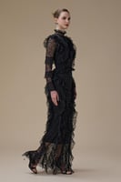 فستان اسود طويل دانتيل بتفاصيل كشكش