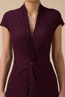 فستان بنفسجي طويل بقصة ملتفة