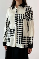 قميص منقط بياقة مطوية