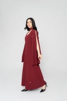 فستان بأكمام منفصلة بقصة