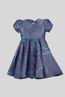 فستان بقماش مميز وقصة خلفية بفيونكة