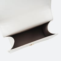 حقيبة بغطاء أمامي ومقبض علوي أبيض