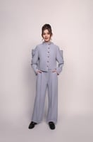 طقم رمادي بقميص بأكمام مكسرّة وبنطال رسمي