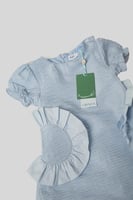 فستان بكشكشه منحنية ممتدة من الأمام للخلف