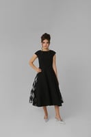 فستان بقصات جانبية من قماش الترتر