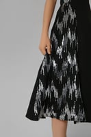 فستان بقصات جانبية من قماش الترتر