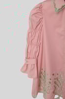 فستان بأكمام طبقات منتفخة وتطريز سفلي